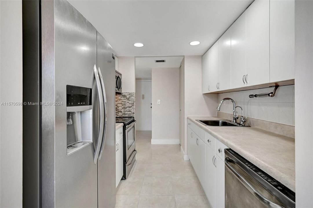 For Rent: $2,800 (1 beds, 1 baths, 938 Square Feet)