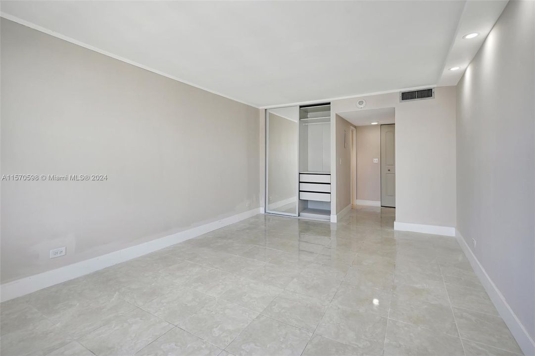 For Rent: $2,800 (1 beds, 1 baths, 938 Square Feet)