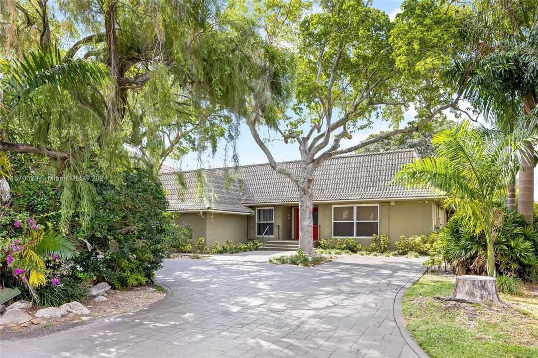 Recently Sold: $2,700,000 (3 beds, 3 baths, 2720 Square Feet)