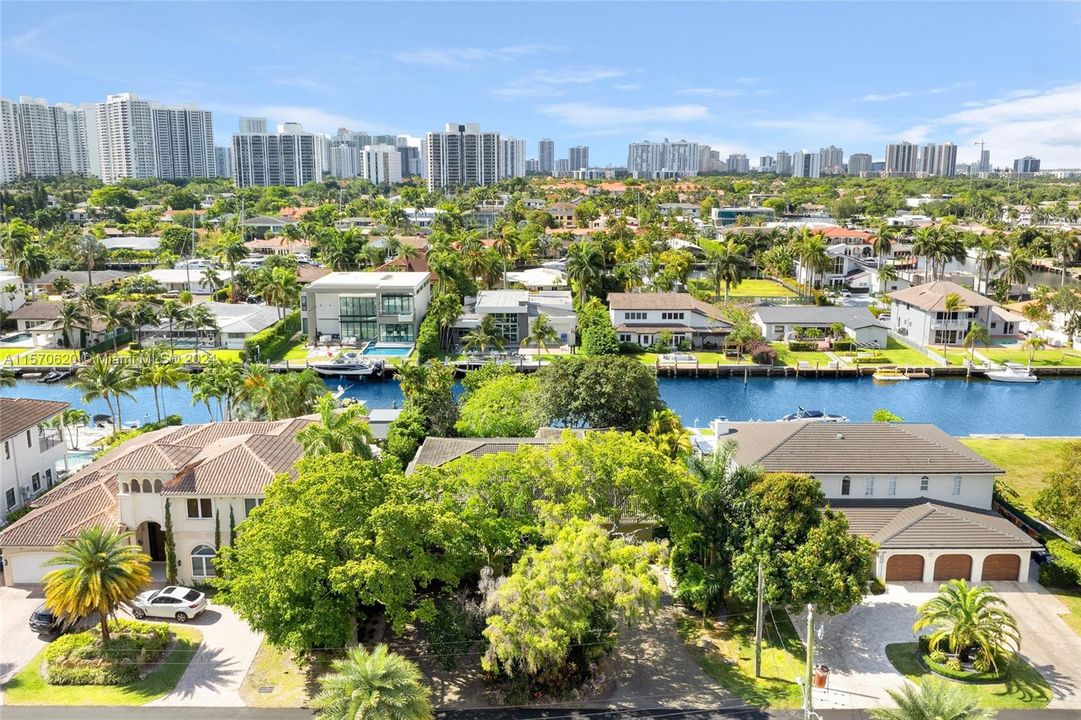 Active With Contract: $2,700,000 (3 beds, 3 baths, 2720 Square Feet)