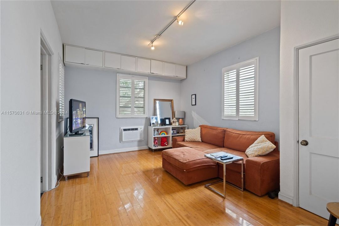 For Sale: $320,000 (1 beds, 1 baths, 716 Square Feet)