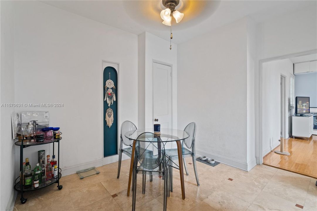 For Sale: $320,000 (1 beds, 1 baths, 716 Square Feet)