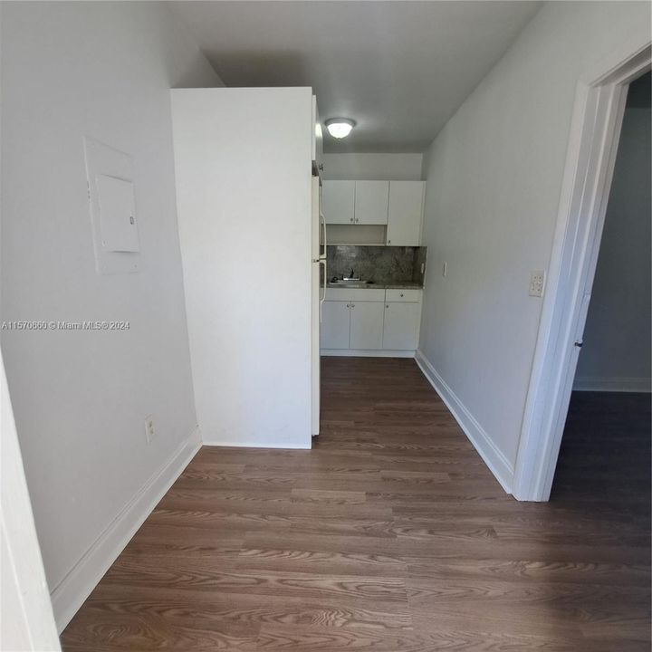 Active With Contract: $1,390 (1 beds, 1 baths, 300 Square Feet)