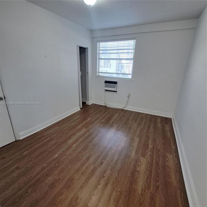 Active With Contract: $1,390 (1 beds, 1 baths, 300 Square Feet)