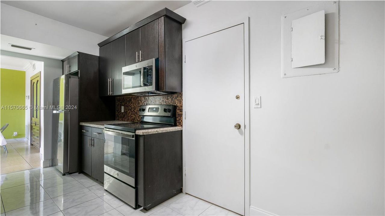 Active With Contract: $185,000 (1 beds, 1 baths, 844 Square Feet)