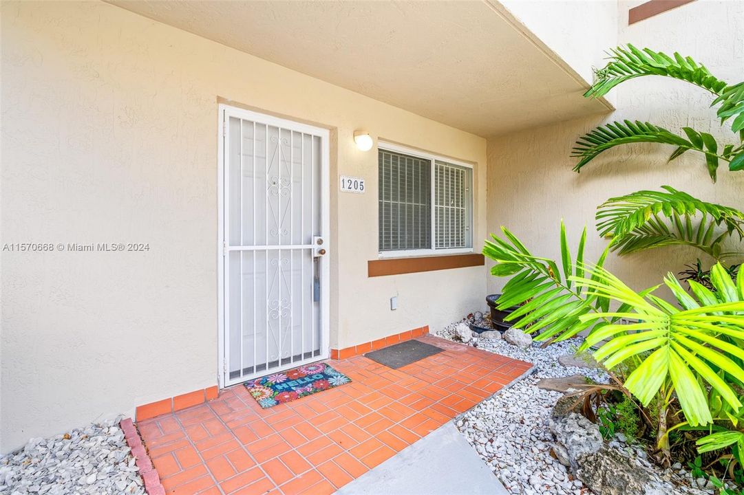 Recently Sold: $355,000 (2 beds, 2 baths, 1160 Square Feet)