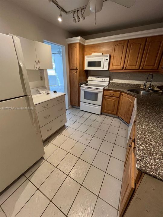 For Rent: $1,900 (1 beds, 1 baths, 775 Square Feet)