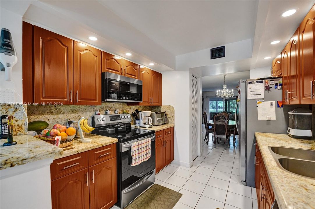 For Sale: $298,000 (2 beds, 2 baths, 1351 Square Feet)