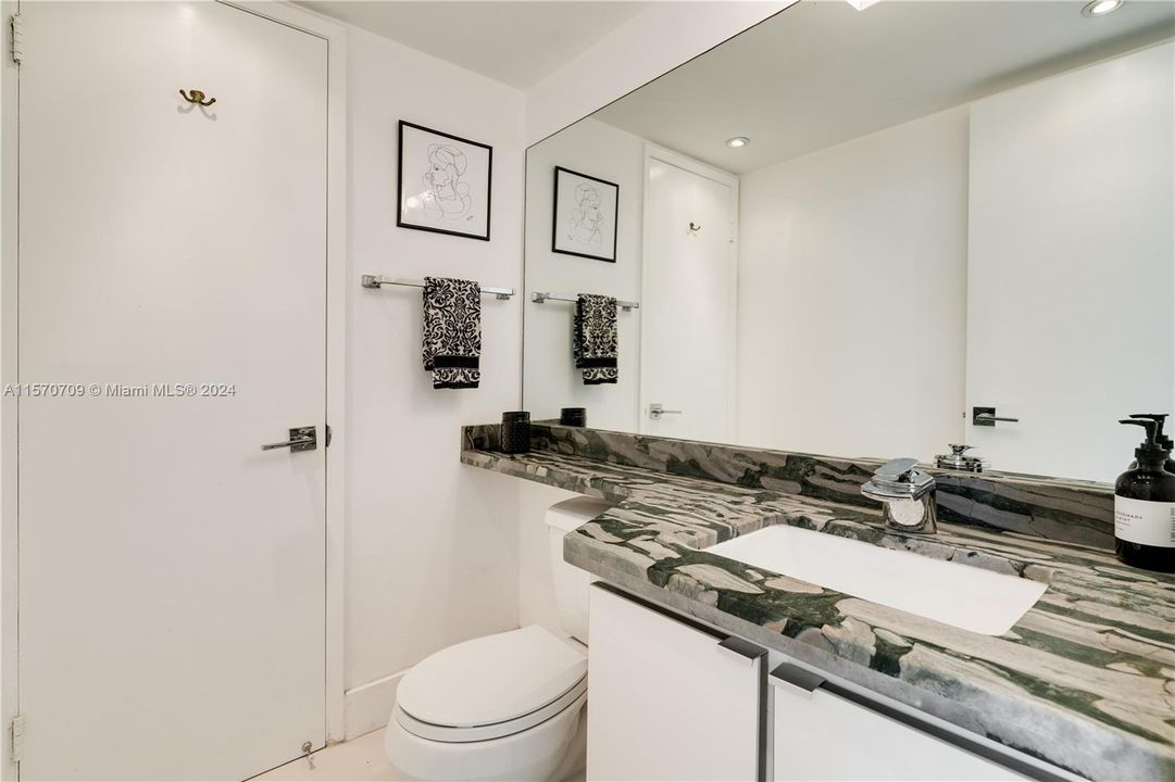 For Sale: $415,000 (1 beds, 2 baths, 768 Square Feet)