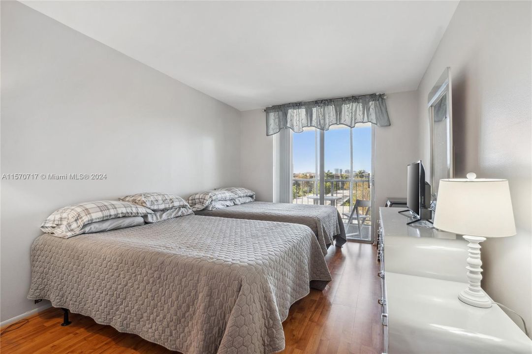 For Sale: $359,000 (2 beds, 2 baths, 1450 Square Feet)