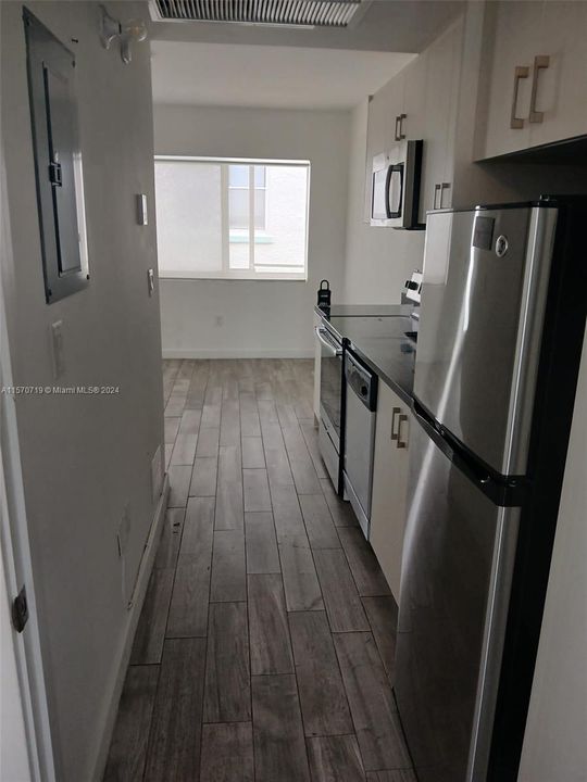 For Sale: $299,900 (1 beds, 1 baths, 412 Square Feet)