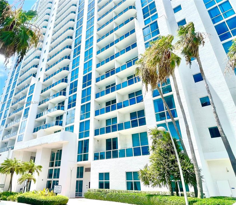 Recently Rented: $2,600 (1 beds, 1 baths, 821 Square Feet)