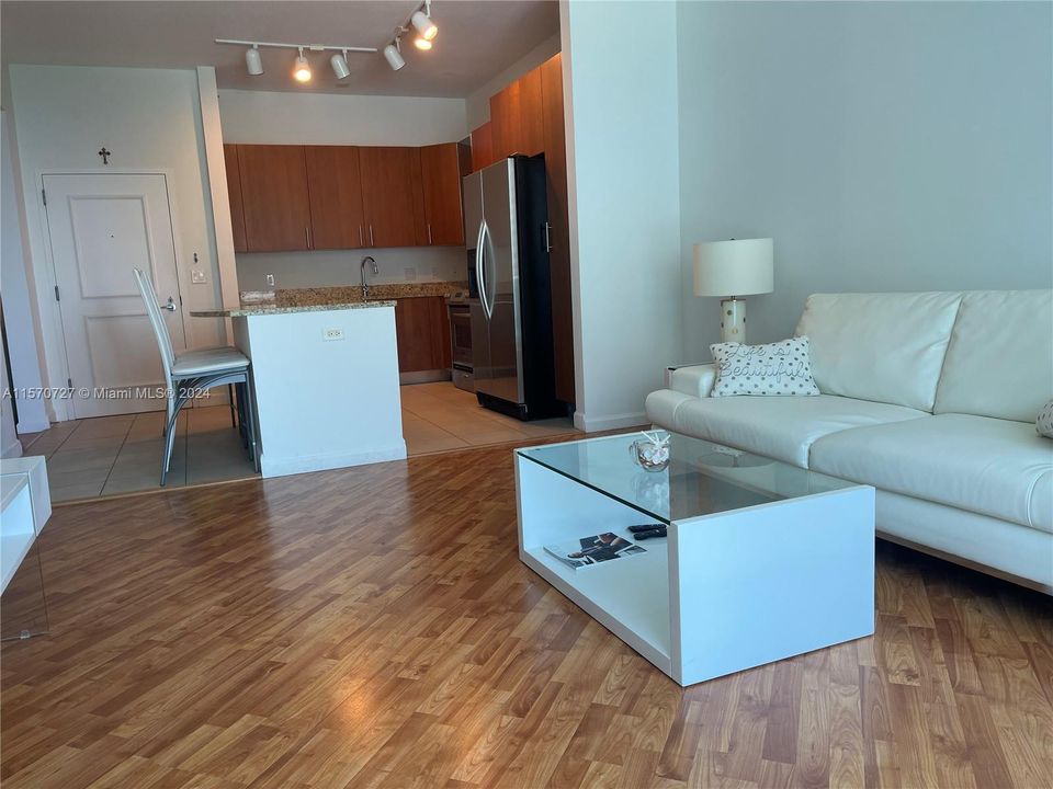 Recently Rented: $2,600 (1 beds, 1 baths, 821 Square Feet)