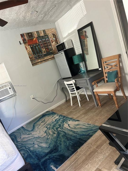 For Rent: $1,000 (1 beds, 1 baths, 1056 Square Feet)
