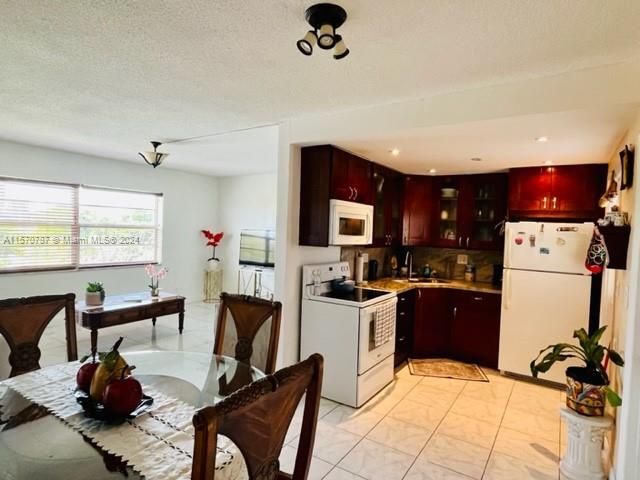 For Sale: $260,000 (2 beds, 2 baths, 840 Square Feet)