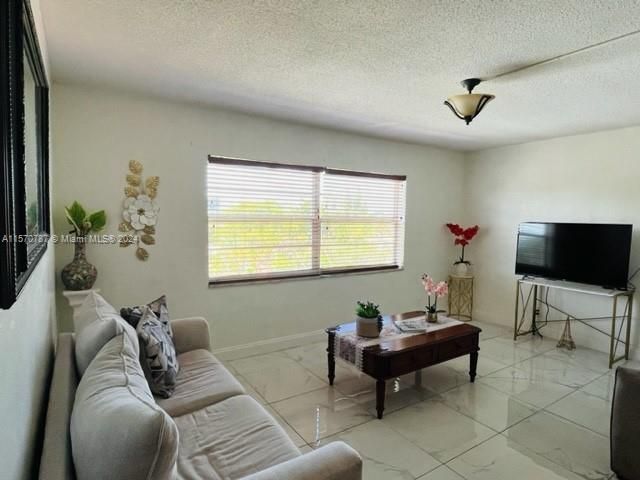 For Sale: $250,000 (2 beds, 2 baths, 840 Square Feet)