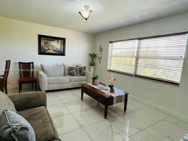 For Sale: $260,000 (2 beds, 2 baths, 840 Square Feet)