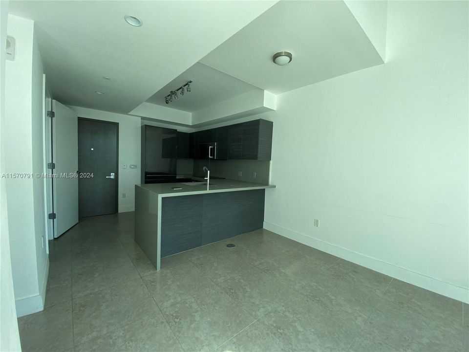 For Sale: $599,000 (1 beds, 1 baths, 727 Square Feet)