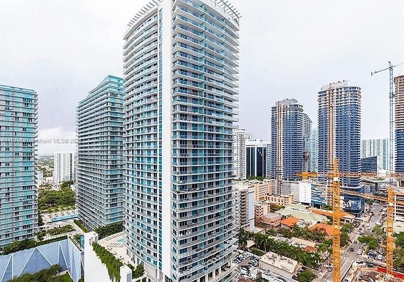For Sale: $599,000 (1 beds, 1 baths, 727 Square Feet)
