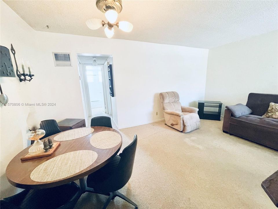 For Sale: $119,500 (1 beds, 1 baths, 510 Square Feet)