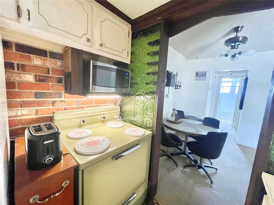 For Sale: $119,500 (1 beds, 1 baths, 510 Square Feet)