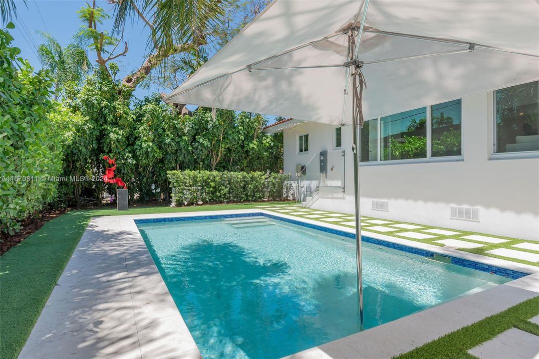 Recently Sold: $1,975,000 (3 beds, 2 baths, 2031 Square Feet)