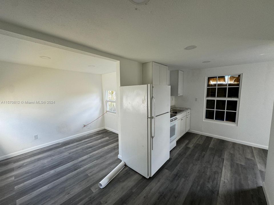 For Rent: $1,800 (2 beds, 1 baths, 973 Square Feet)