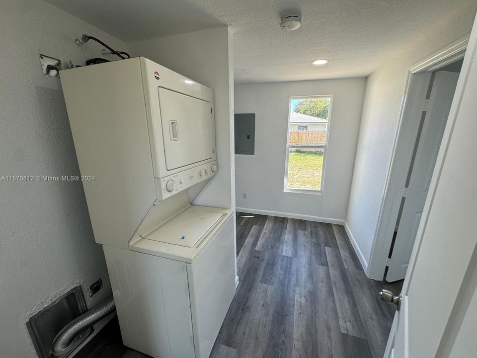 For Rent: $1,700 (2 beds, 1 baths, 973 Square Feet)
