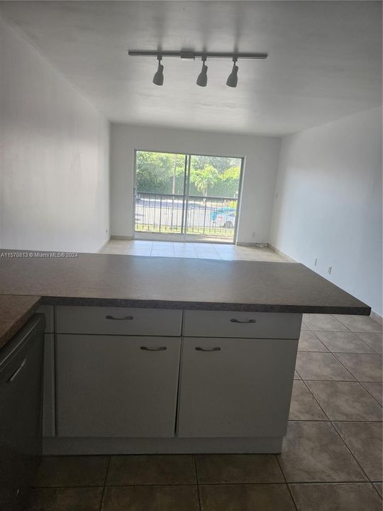 For Rent: $1,900 (1 beds, 1 baths, 770 Square Feet)