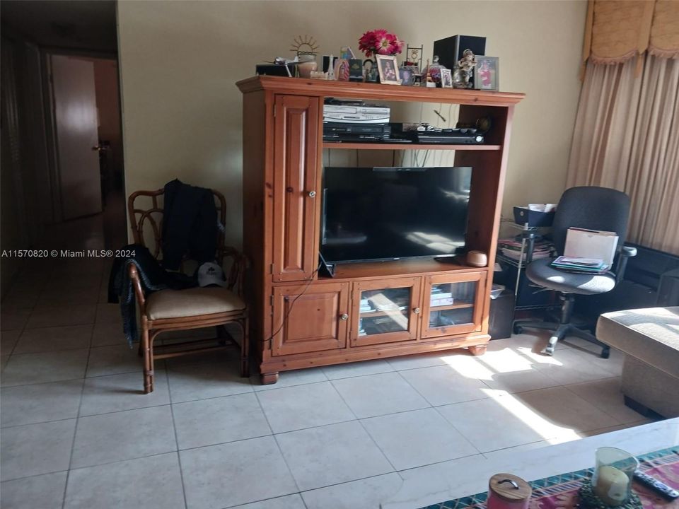 For Sale: $240,000 (2 beds, 2 baths, 951 Square Feet)