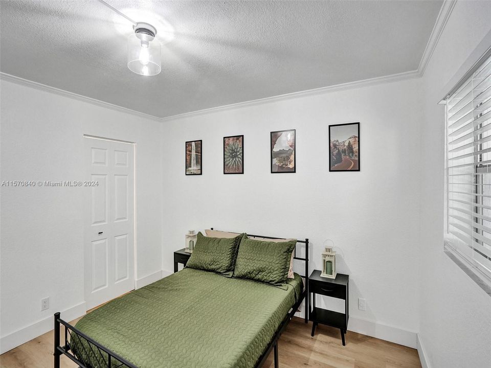 For Sale: $349,000 (2 beds, 2 baths, 975 Square Feet)