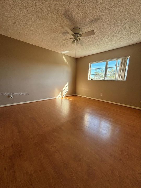 For Sale: $155,000 (2 beds, 2 baths, 880 Square Feet)