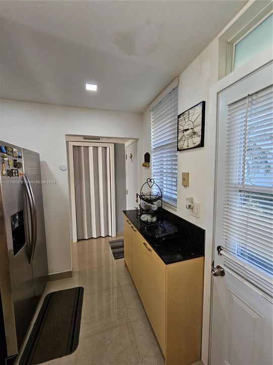 For Sale: $229,900 (1 beds, 1 baths, 777 Square Feet)