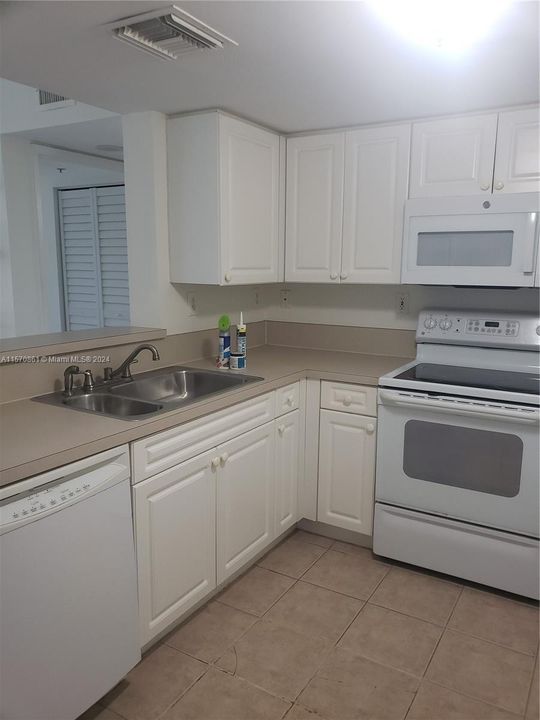 For Sale: $329,000 (1 beds, 1 baths, 816 Square Feet)