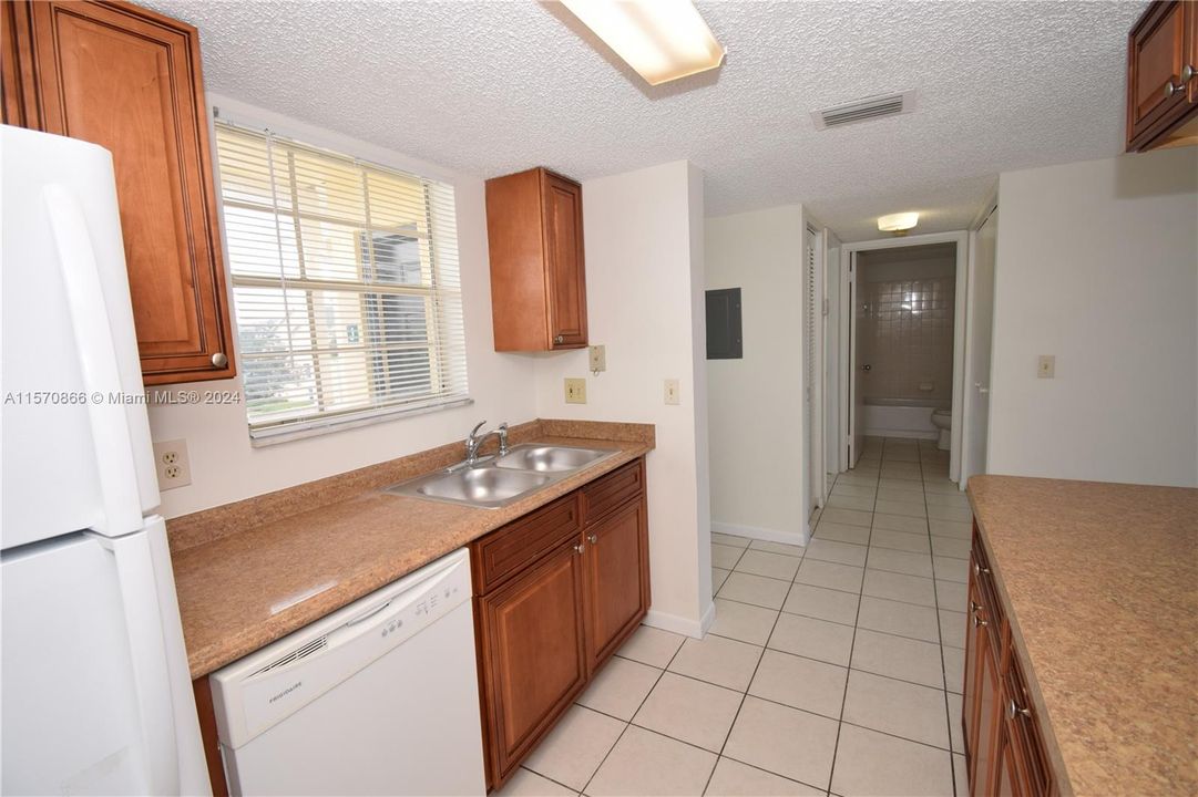 For Sale: $285,000 (2 beds, 2 baths, 981 Square Feet)