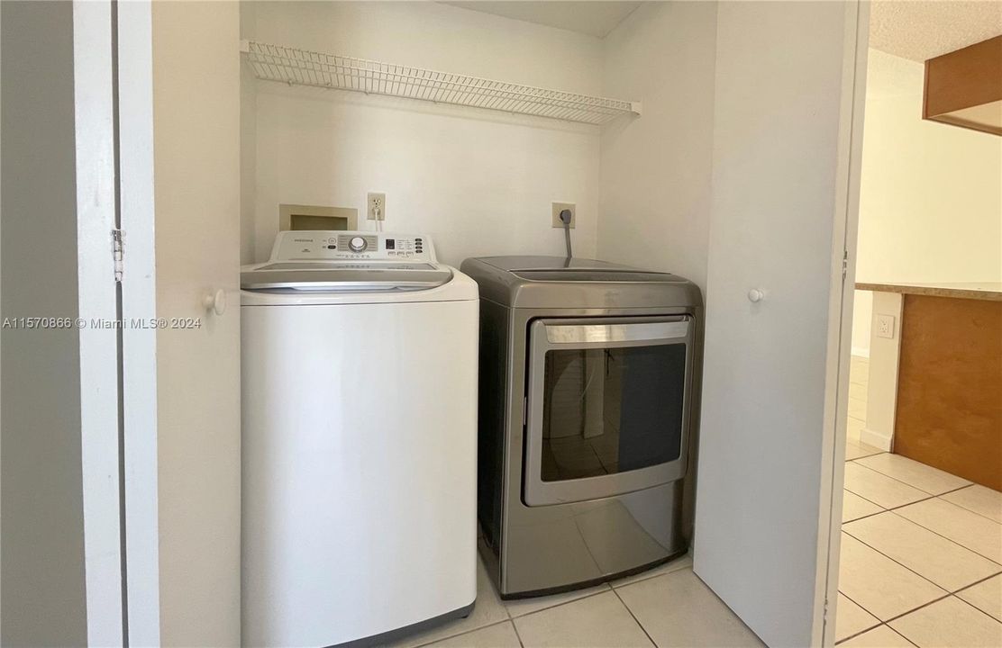 For Sale: $299,000 (2 beds, 2 baths, 981 Square Feet)
