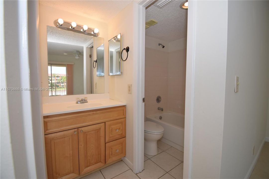 For Sale: $299,000 (2 beds, 2 baths, 981 Square Feet)