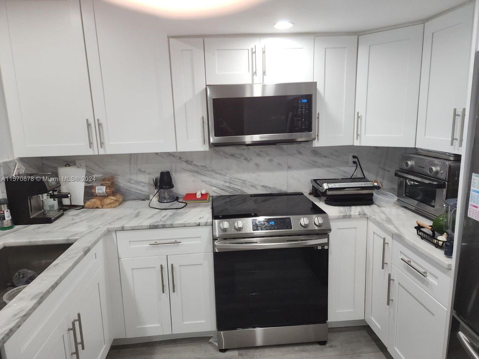 For Sale: $469,000 (1 beds, 1 baths, 832 Square Feet)
