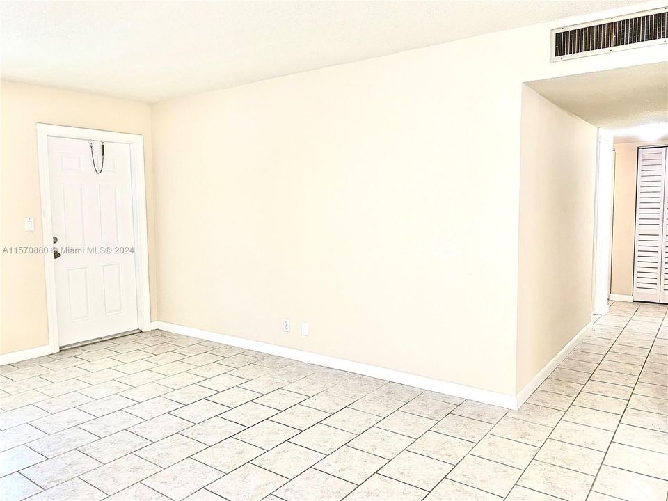 Active With Contract: $199,900 (2 beds, 2 baths, 870 Square Feet)