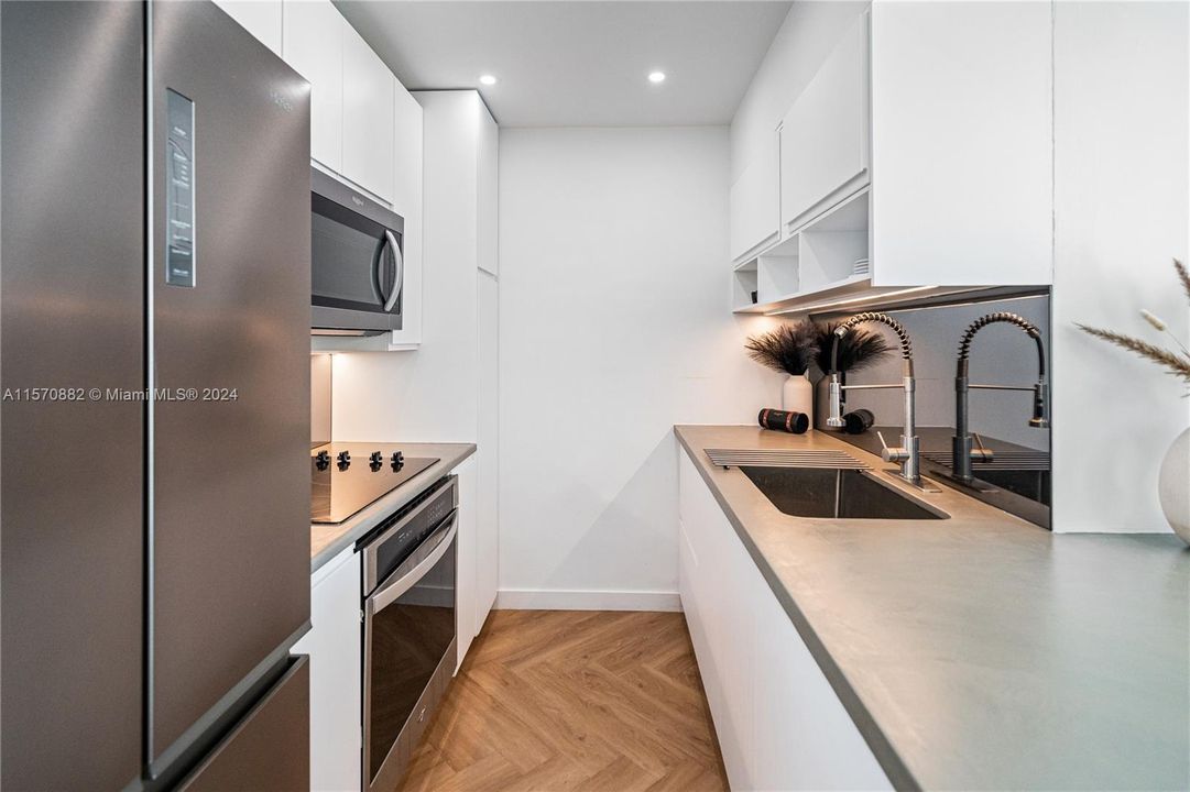 Active With Contract: $4,500 (1 beds, 1 baths, 852 Square Feet)