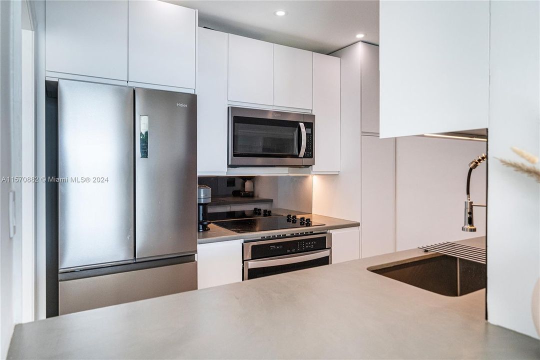 Active With Contract: $4,500 (1 beds, 1 baths, 852 Square Feet)