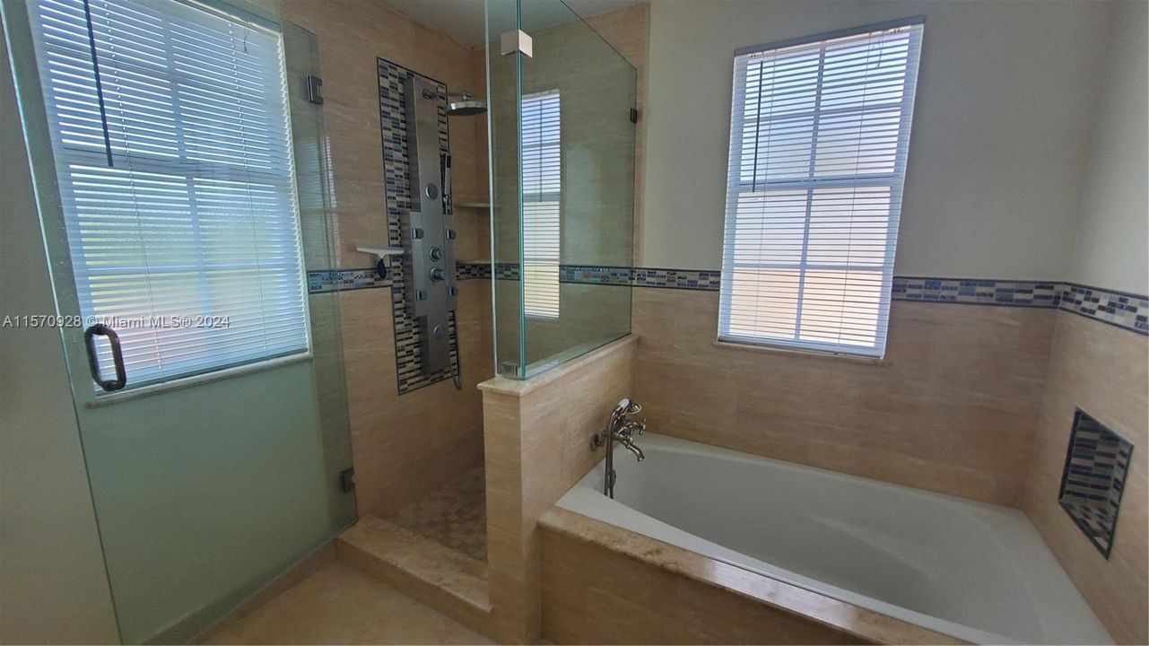 合同活跃: $4,600 (3 贝兹, 2 浴室, 1664 平方英尺)