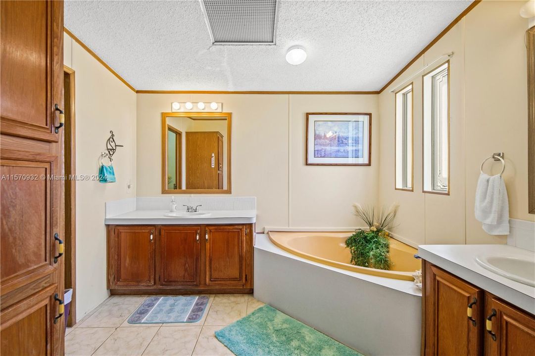 待售: $240,000 (3 贝兹, 2 浴室, 1690 平方英尺)
