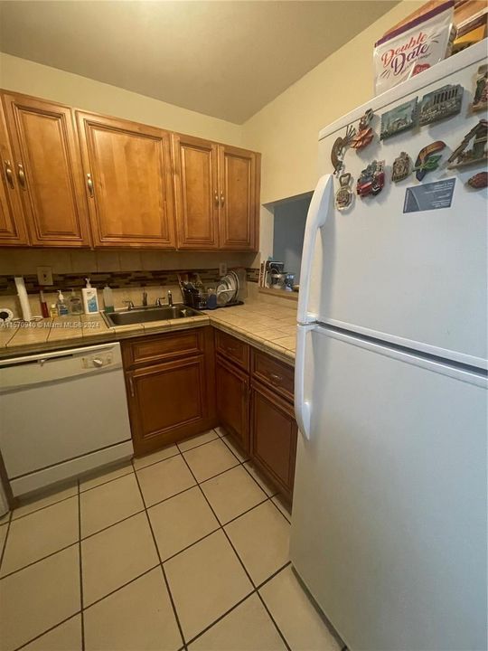 For Sale: $195,000 (2 beds, 2 baths, 840 Square Feet)