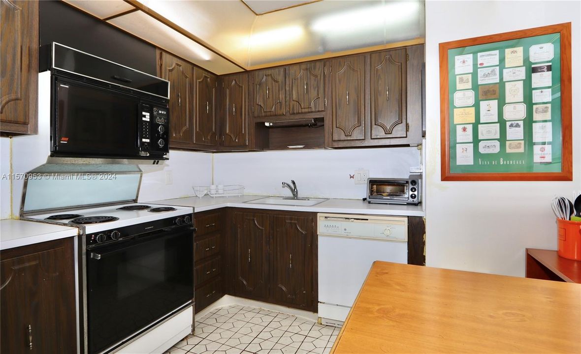 For Sale: $329,000 (2 beds, 2 baths, 1466 Square Feet)