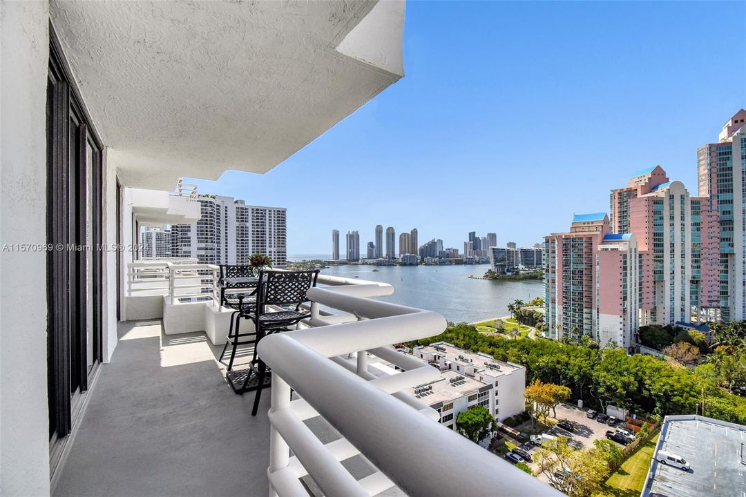 For Sale: $574,000 (2 beds, 2 baths, 1062 Square Feet)