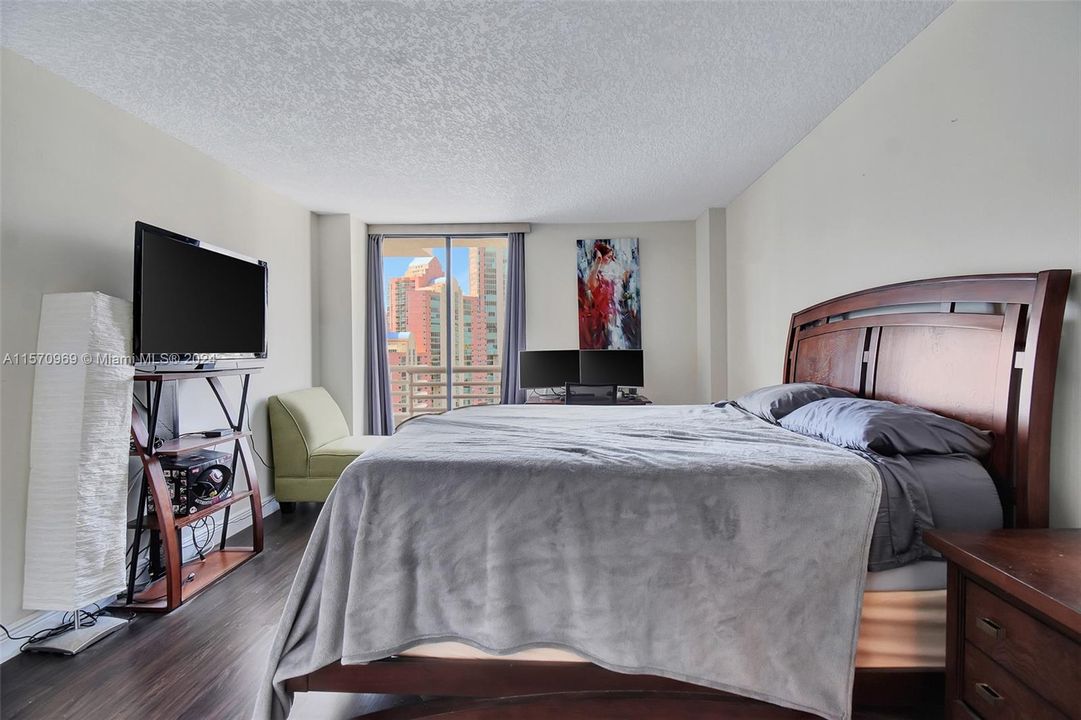 For Sale: $550,000 (2 beds, 2 baths, 1062 Square Feet)