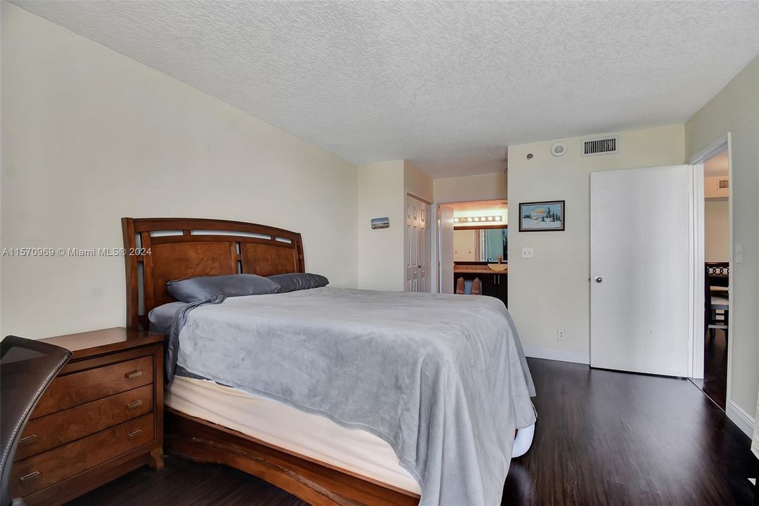 For Sale: $550,000 (2 beds, 2 baths, 1062 Square Feet)