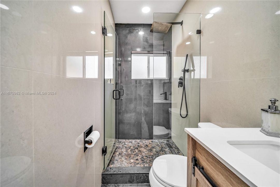 待售: $2,300,000 (6 贝兹, 4 浴室, 1706 平方英尺)
