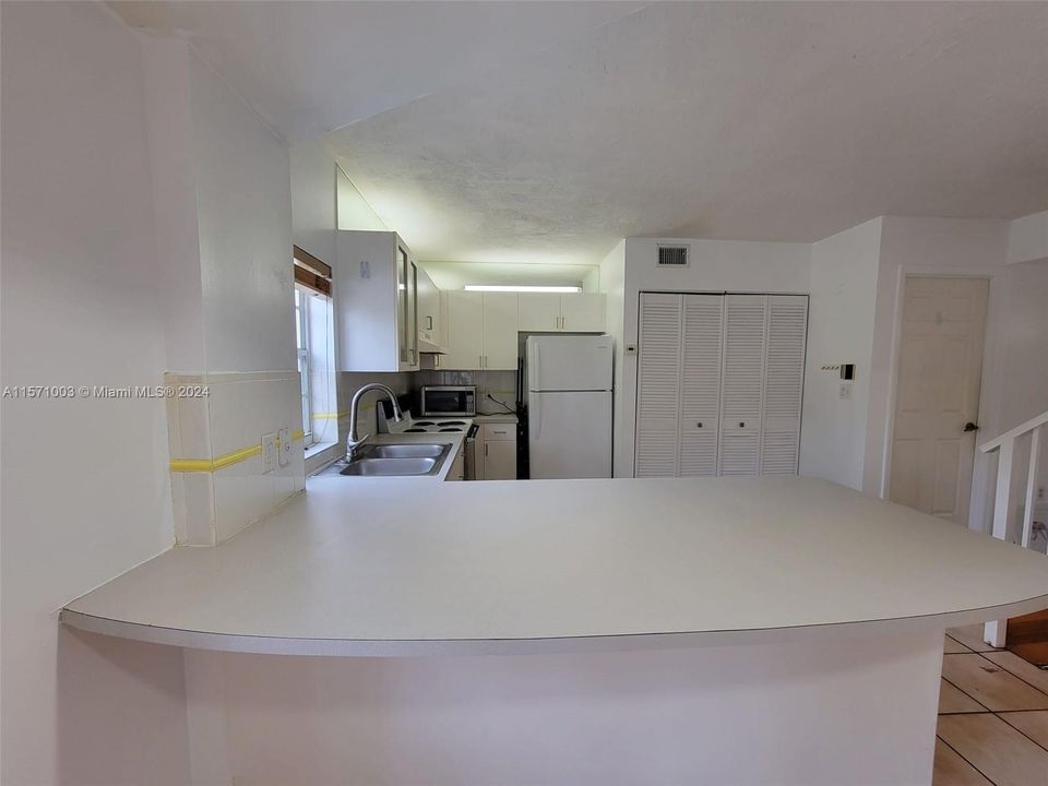 For Rent: $3,000 (2 beds, 2 baths, 1050 Square Feet)